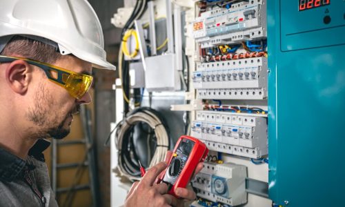 sirva-tecnico-electrico-que-trabaja-centralita-fusibles_169016-24229